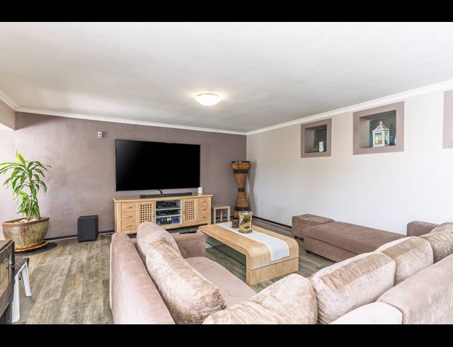 4 BEDROOM FREEHOLD FOR SALE IN BLUEWATER ESTATE